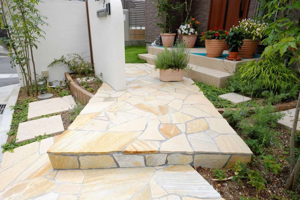 黄味がかった乱形石の階段