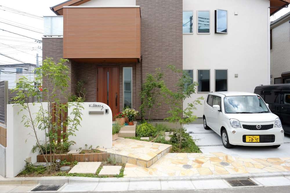 駐車場から玄関へ移動しやすいアプローチ