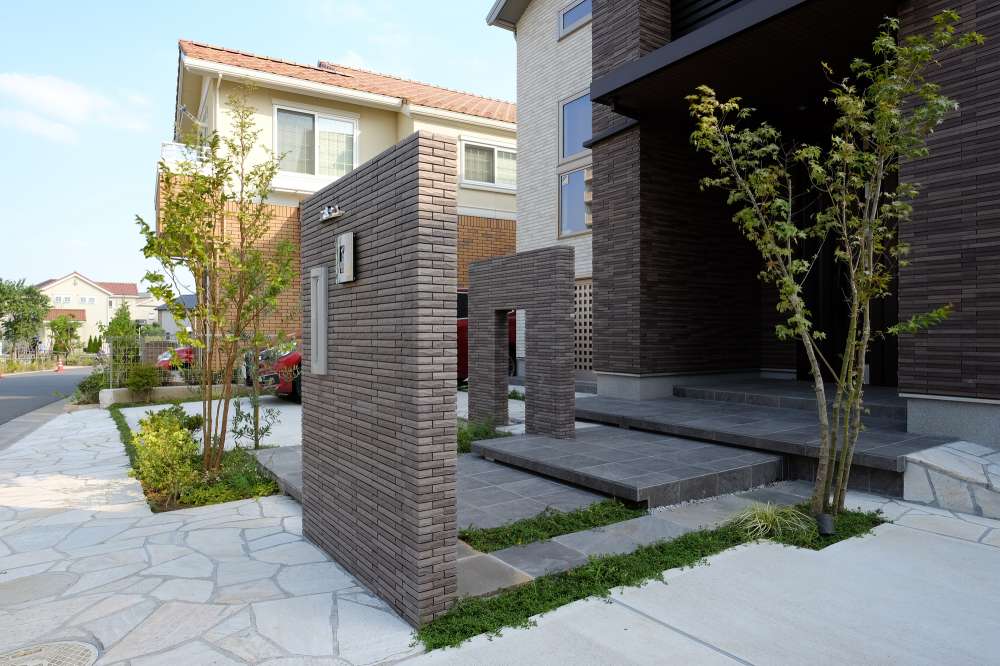 ボーダータイル張り門柱とアプローチ