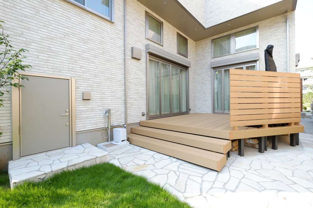 ウッドデッキと石張りの通路