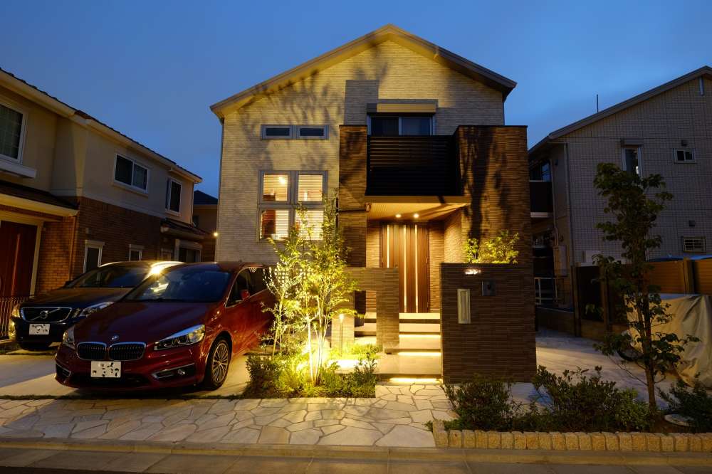 アプローチのライトアップ