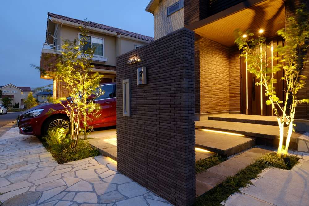 建物と同じボーダータイル張りの門柱