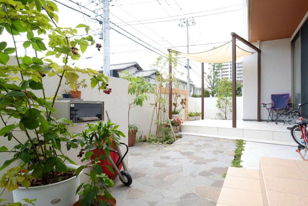 白く広いタイルデッキ、オーニングの日除け付き