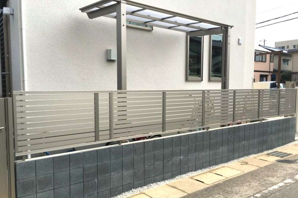 フェンス脇の狭いデットスペースにサイクルポートを設置