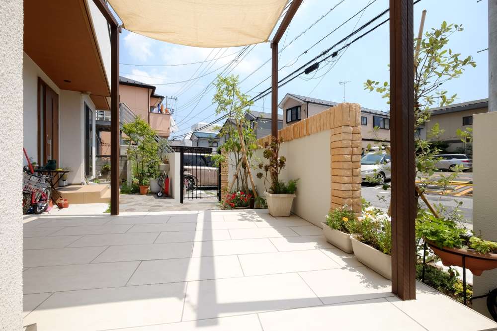 塀の中にも乱形石張りのデザインが広がる