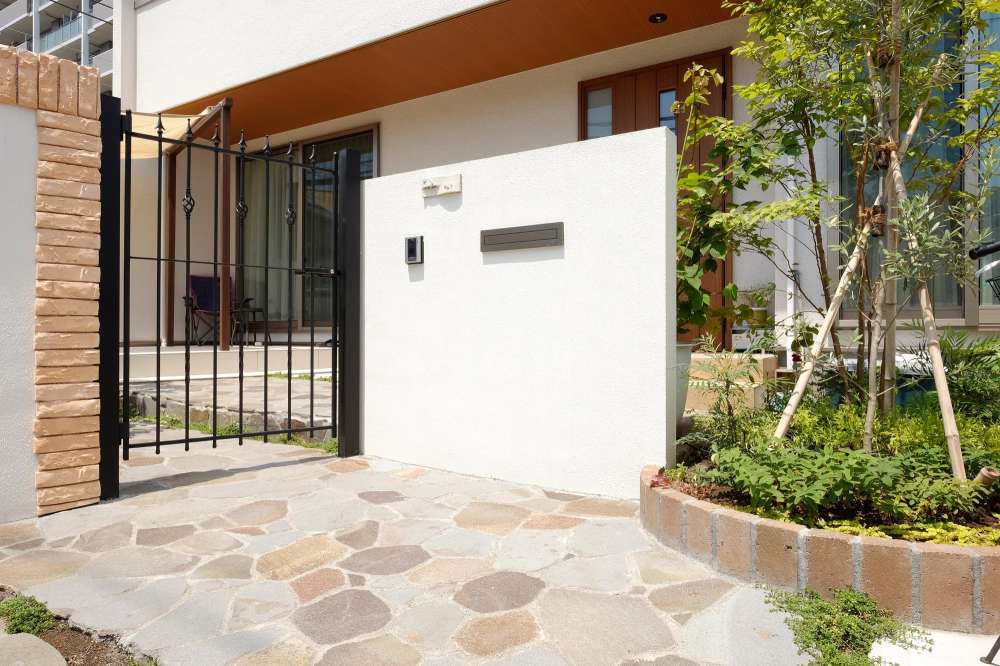 白壁の門柱とアイアン門扉のオープン外構