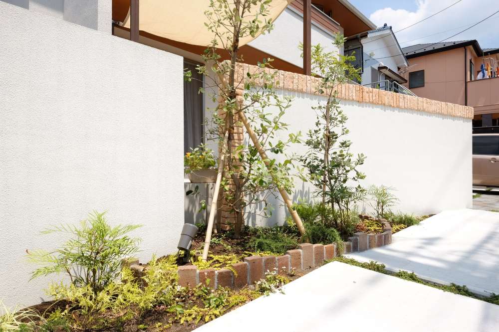 駐車場側の植栽花壇(レンガ小端立て)