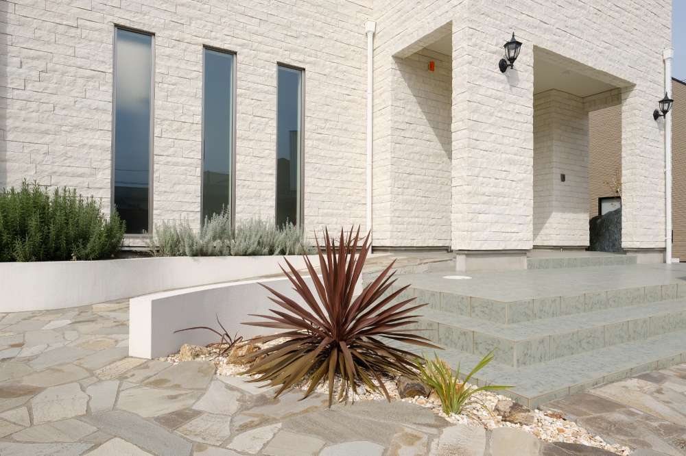 大きな赤いドラセナが目を引くスロープ横のドライガーデン