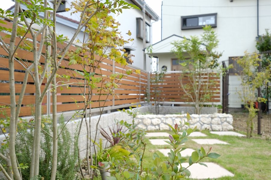 フェンス沿いの植栽