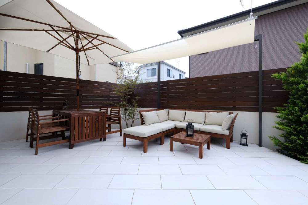 白いタイルテラス・ガーデンキッチンでアウトドアリビング