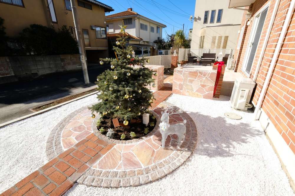 輸入住宅にシンメトリーのお庭を