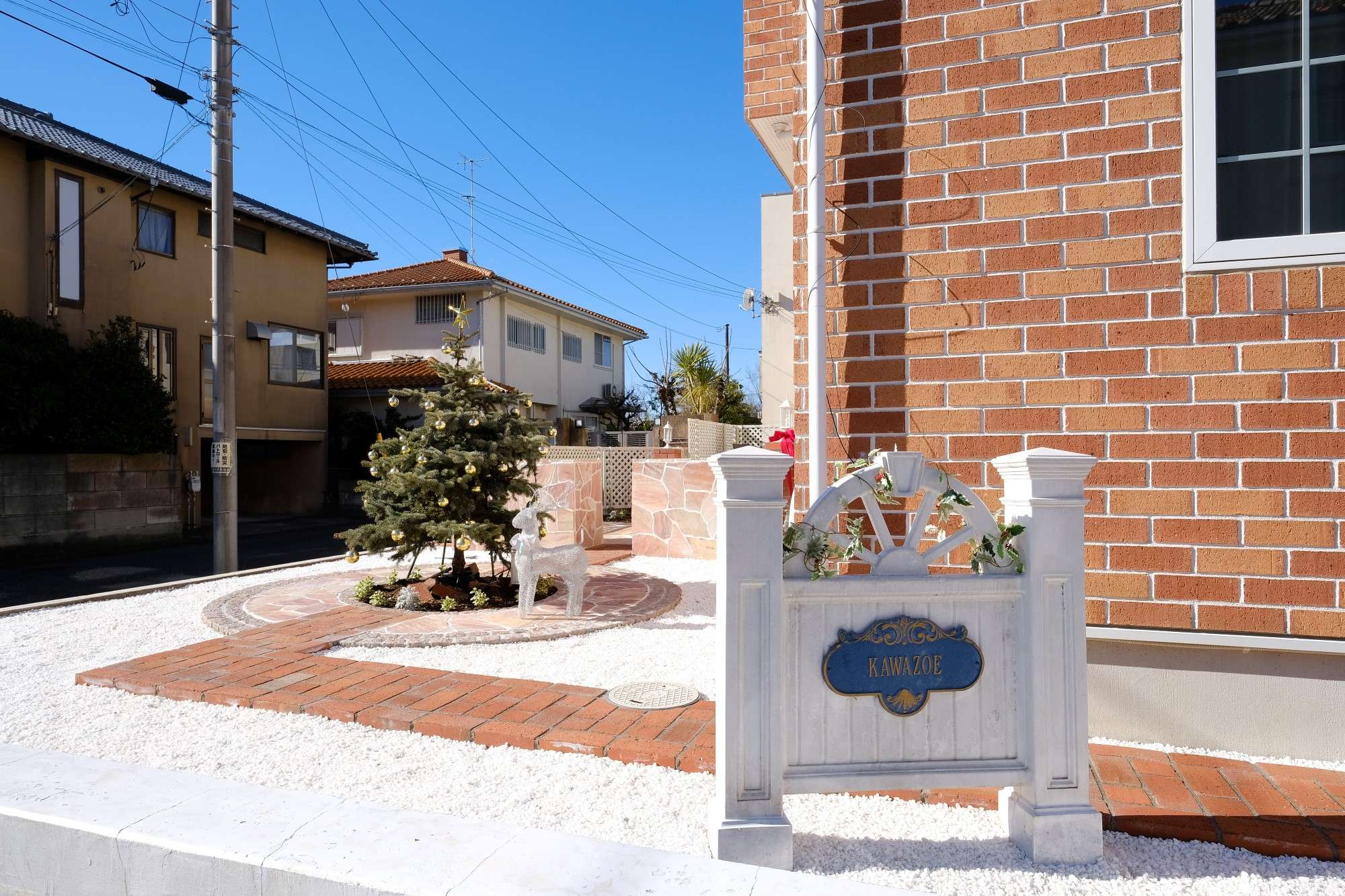 玄関から見たお庭入口