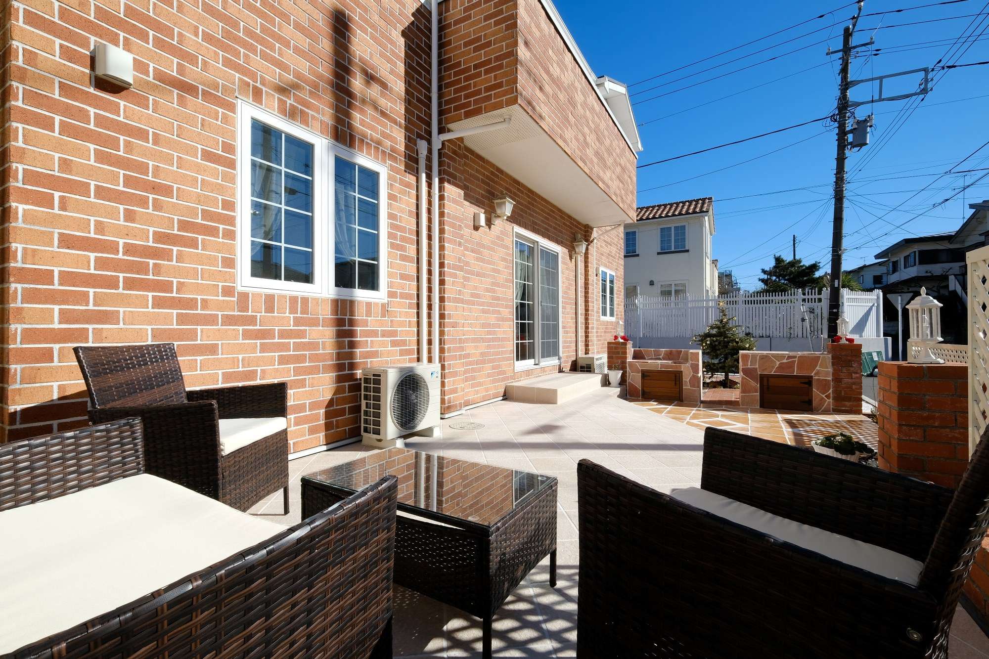 テラスのガーデンファニチャーとガーデンキッチン