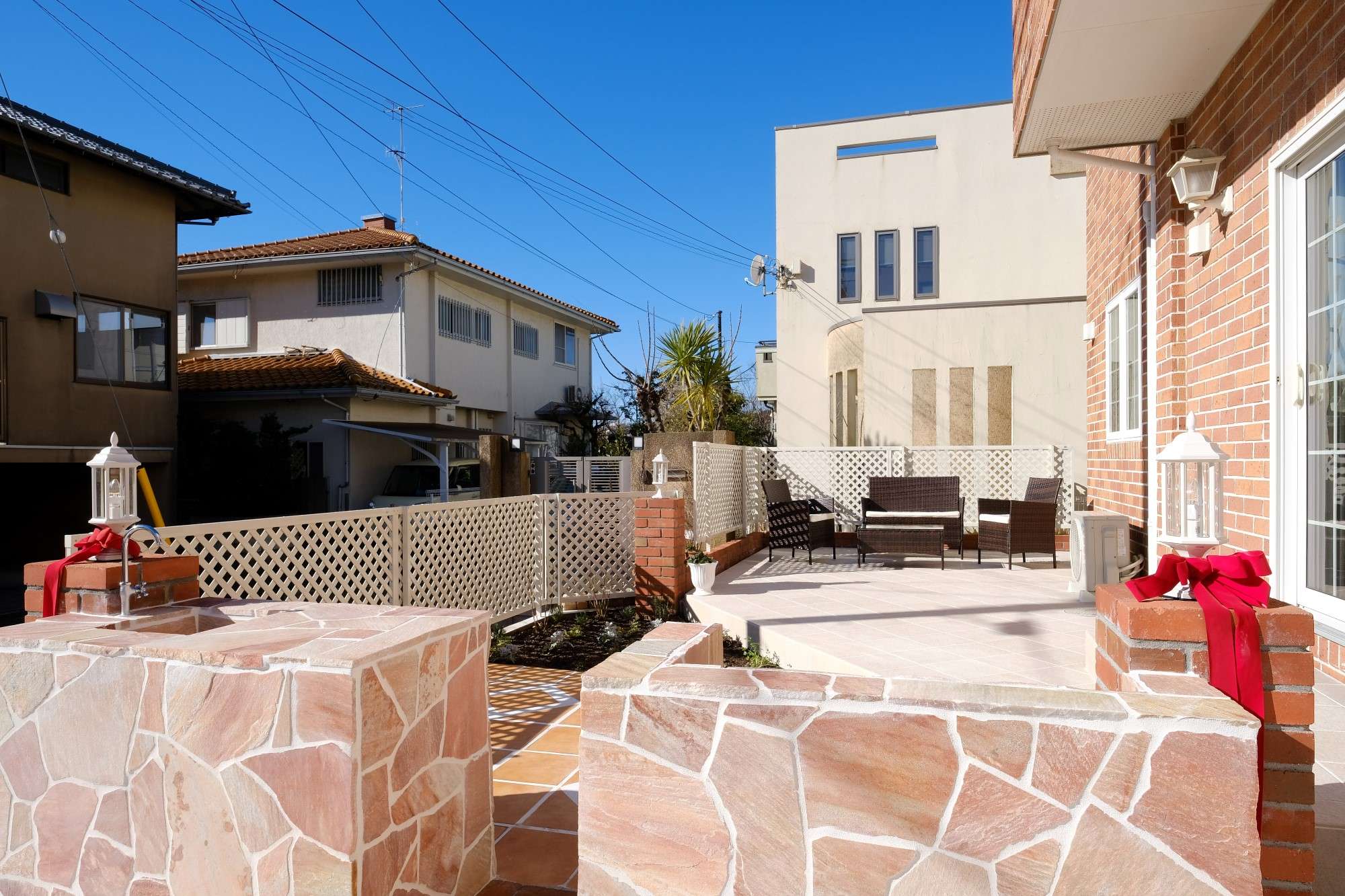 自然石乱形貼りの美しい石肌に白目地