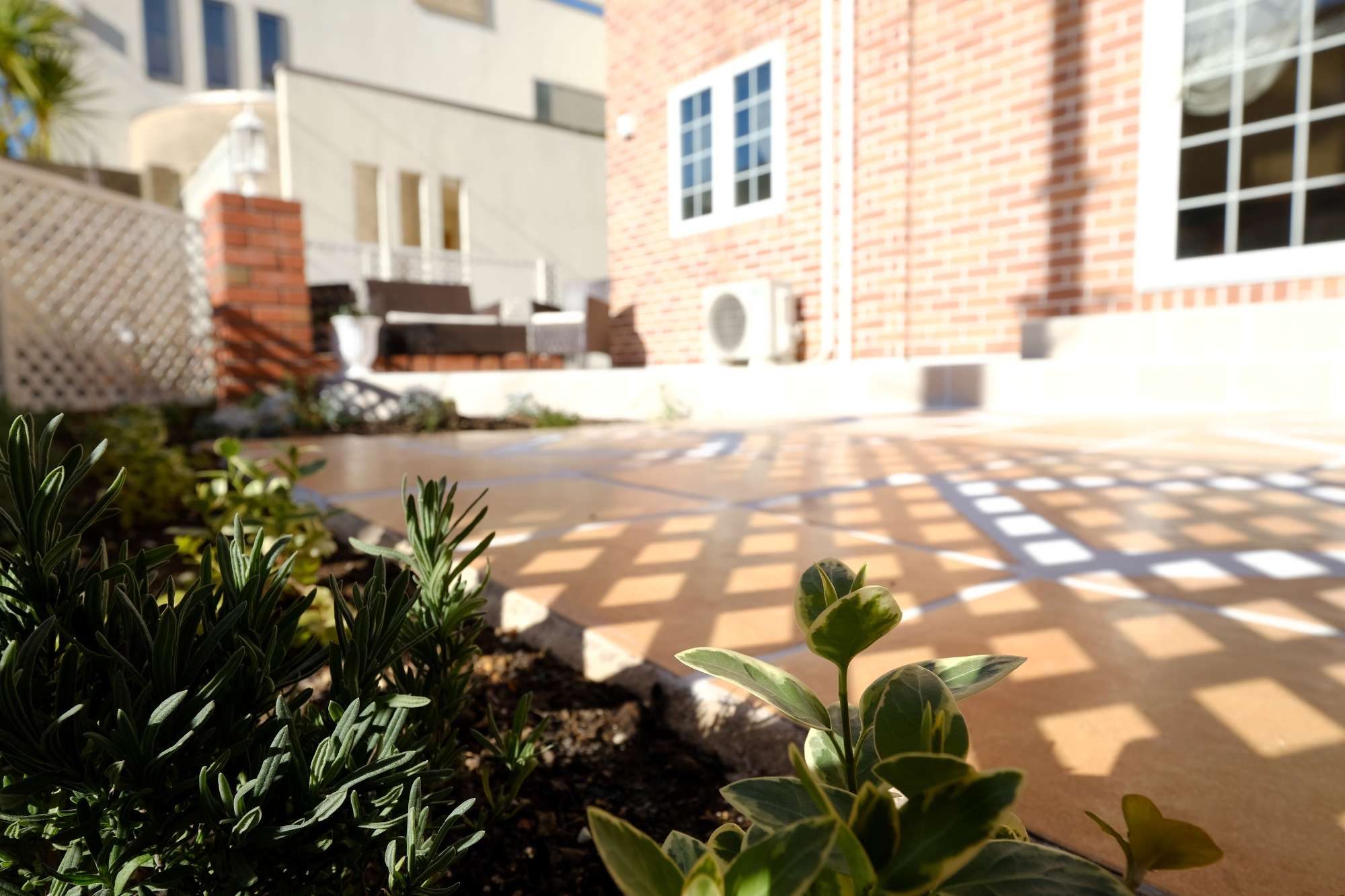 植栽越しにラティスフェンスの陰影を