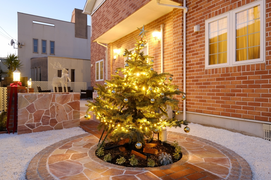 ピンクの自然石とピンコロでシンボルツリーを引き立たせて