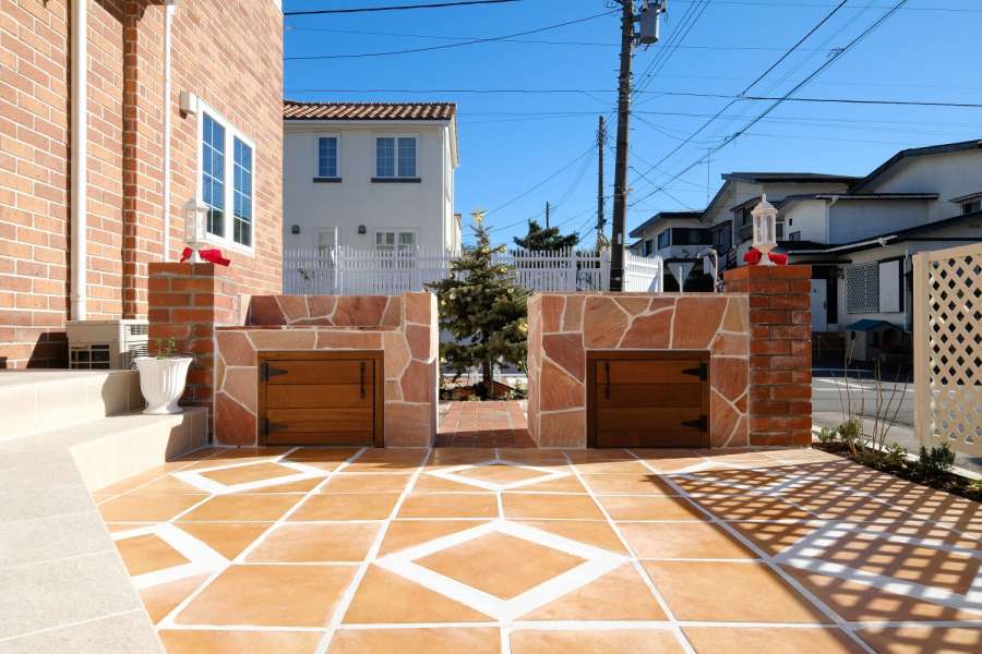 シンメトリーに並ぶガーデンキッチンとレンガ柱