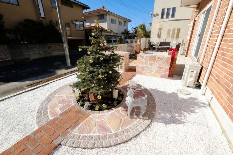 輸入住宅とシンメトリーなお庭