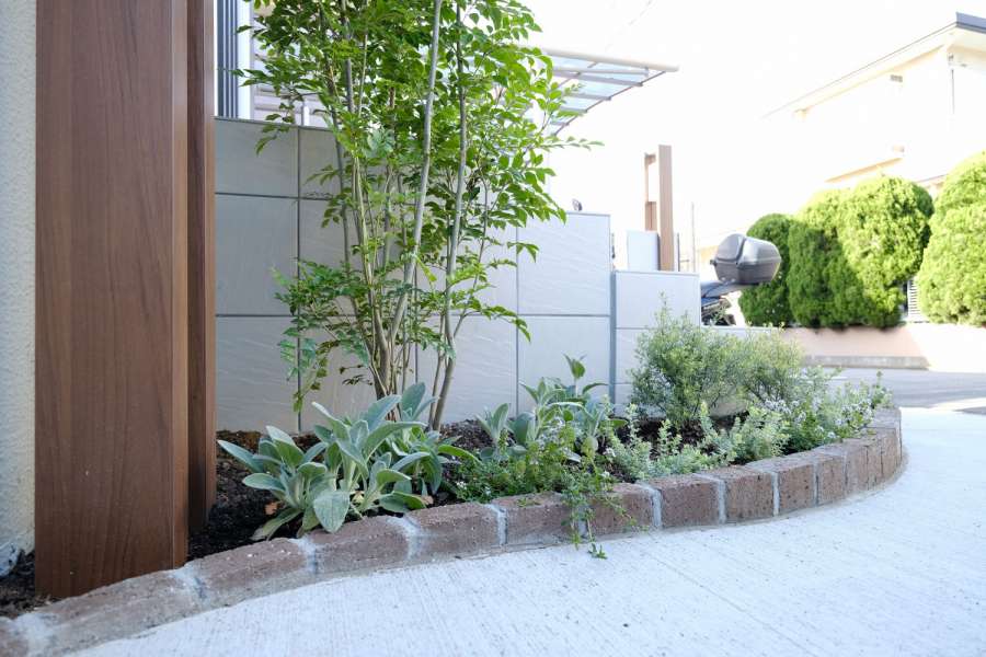 アプローチ階段脇に花壇を新設