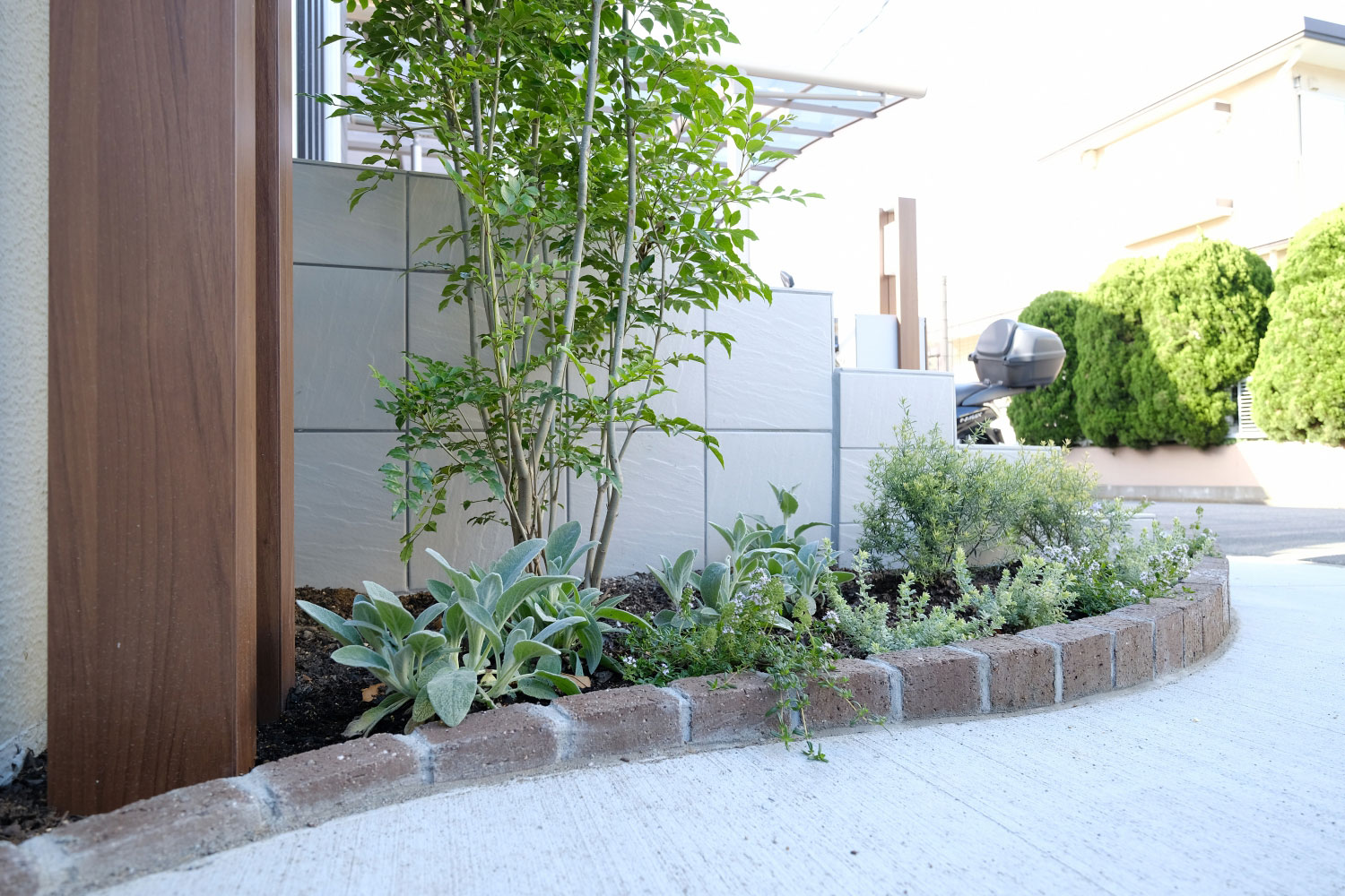 アプローチ階段脇に花壇を新設