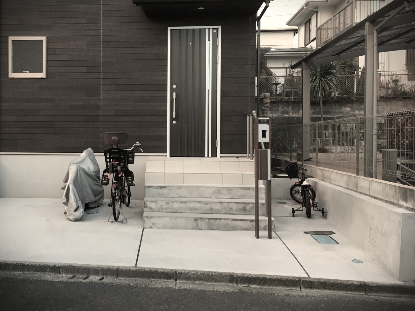 施工前の玄関前。タイルも上から2段目までしか貼っておらず、コンクリ―トの寂しい印象。