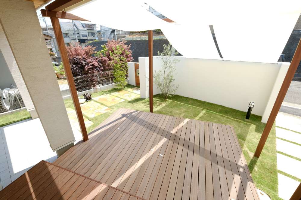 アウターシェードとウリン材のデッキ