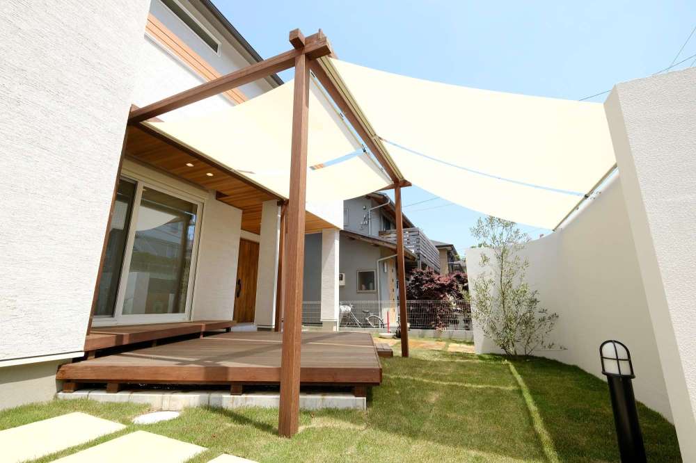 シェードのあるアウトドアリビング ウリンとバツ材施工
