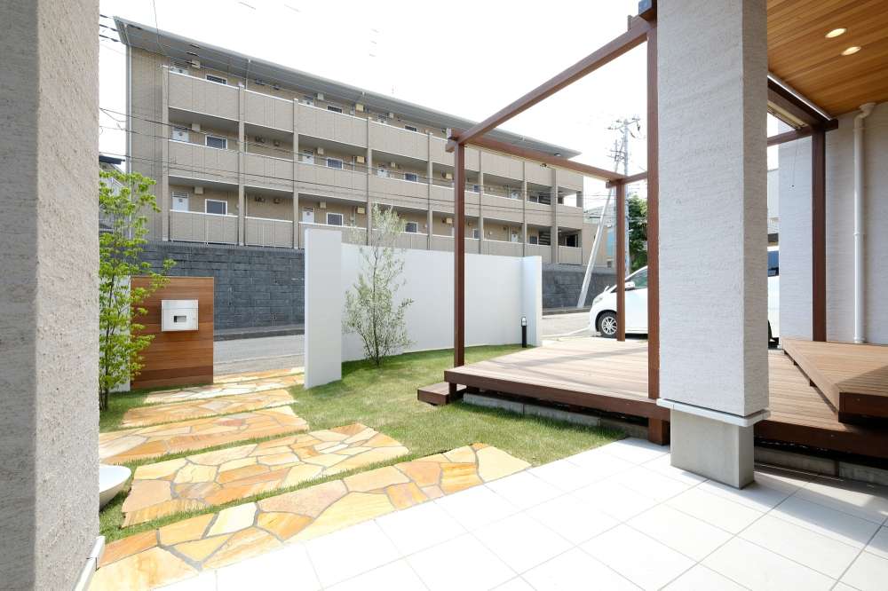 自然石の玄関アプローチ