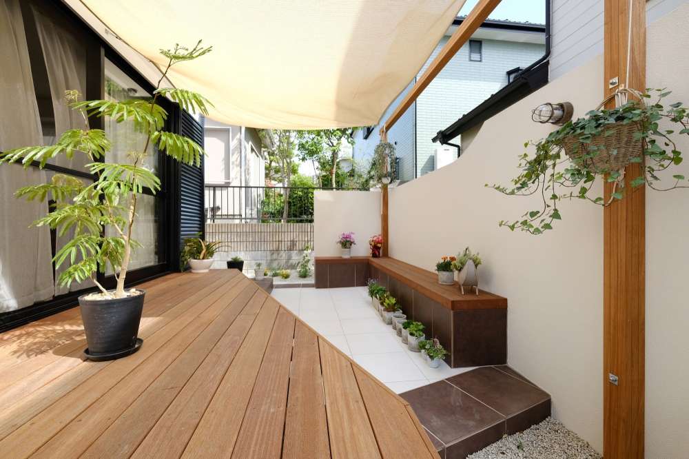 ウッドデッキと目隠し壁のあるタイルテラス