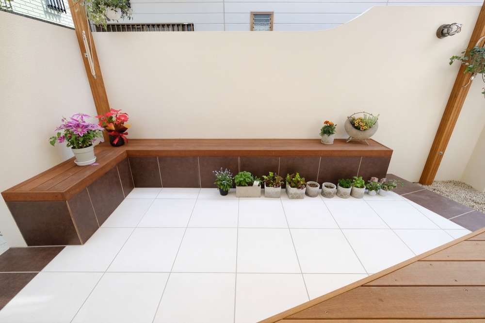 ベンチと塗り壁