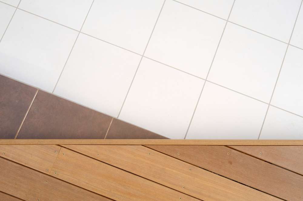 タイルとウッドデッキ