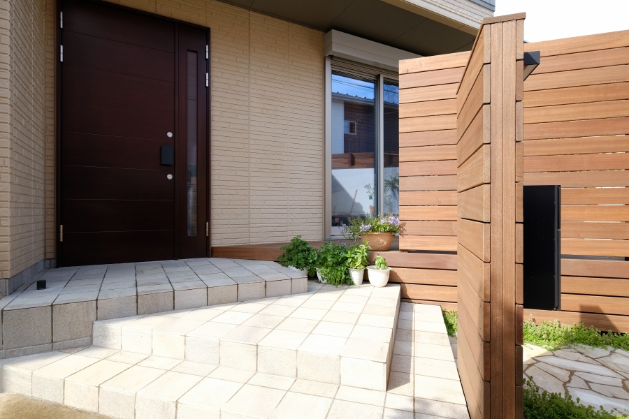 アプローチとウッド門柱