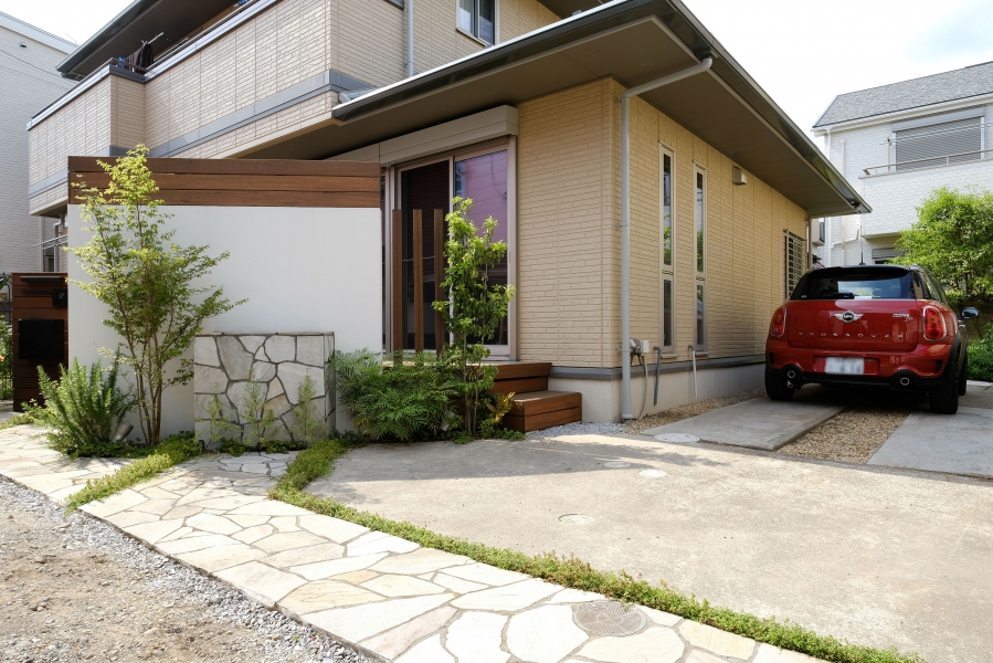 駐車場入り口、お庭全景