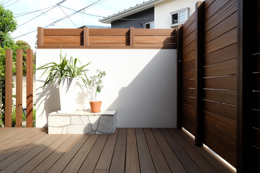 プライベート空間のウッドデッキ+石張り台