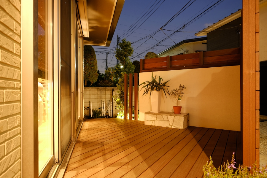 夜のファサード