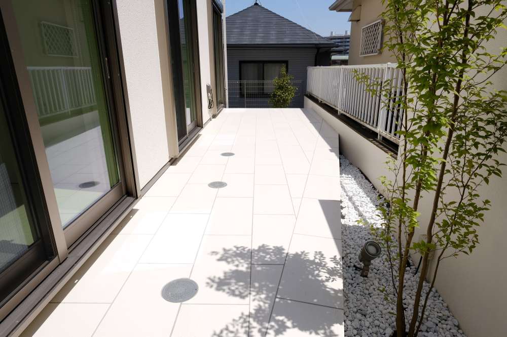 お庭側のタイルデッキ