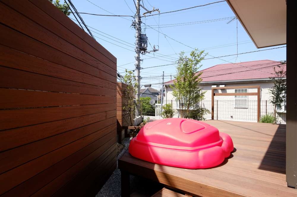 階段通行人からの目隠し、古い大谷石をカバーするウッドフェンス