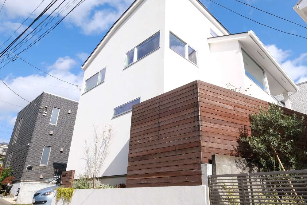 外壁にウッドを組み込んだかの様な出で立ち