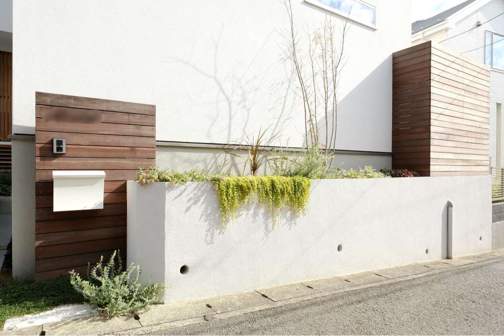 真っ白な外壁にハードウッド門柱