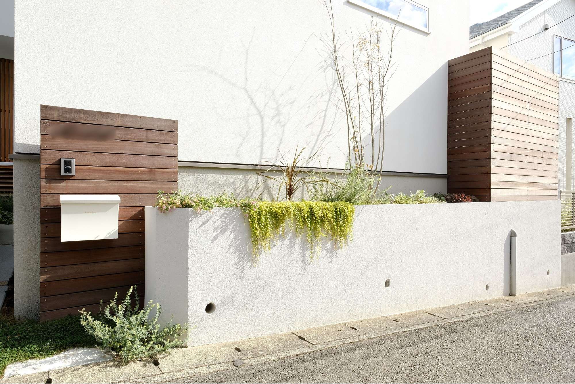 真っ白な外壁にハードウッド門柱