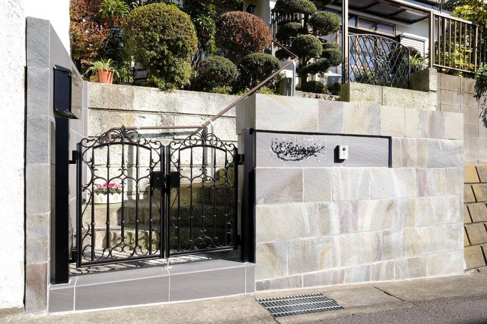 諏訪鉄平張りの門柱