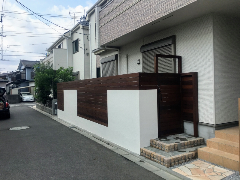 目隠しのウッドフェンスと塗り壁