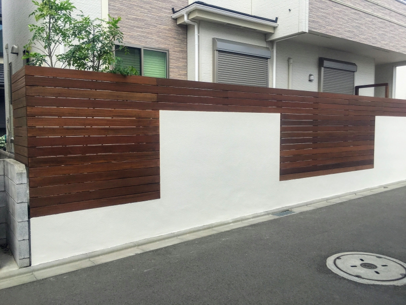 別角度からの目隠しのウッドフェンスと塗り壁