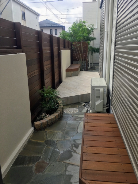 乱形石張り・ウッドベンチとタイルデッキ