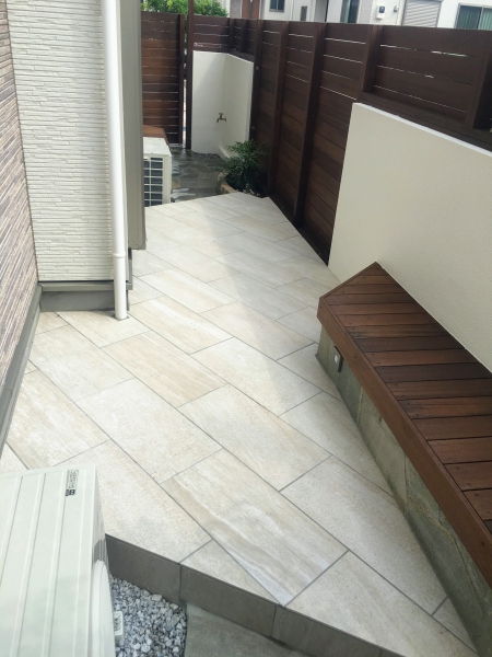 一段高さを上げたタイルデッキ