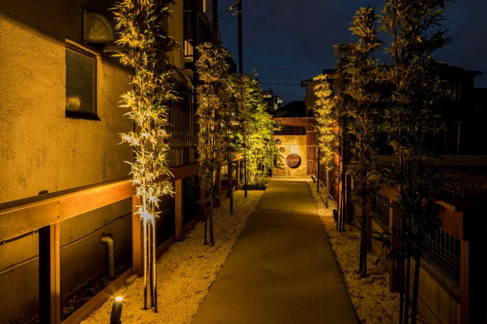 ライトアップされたアプローチ