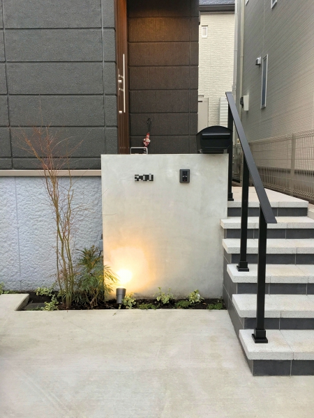 モルタル仕上げの門柱