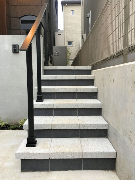 モノトーンの階段と手すり