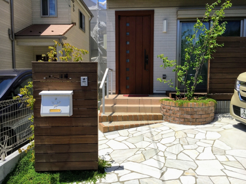 存在感のあるウッド門柱を設えたアプローチ