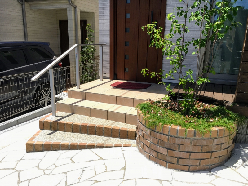 レンガ立てと化粧洗い出しの階段+インパクトのあるレンガ積み円形花壇